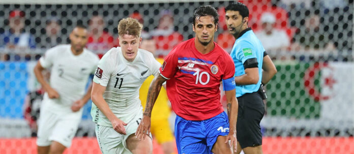 Costa Ricas Kapitän und Taktgeber Bryan Ruiz (v.) will mit dem Außenseiter am Mittwoch für die nächste WM-Überraschung sorgen. Mitfavorit Spanien soll ins Wanken gebracht werden.