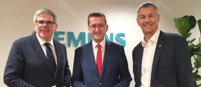 In der neuen Siemens OÖ-Zentrale (v.l.) Schallmeiner, LR Achleitner und Siemens Österreich-Finanzvorstand Wolfgang Wrumnig