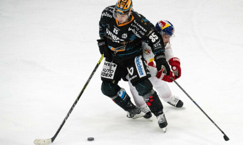 Michael Haga bescherte den Black Wings mit seinem Penalty den zweiten Saisonsieg gegen Salzburg.