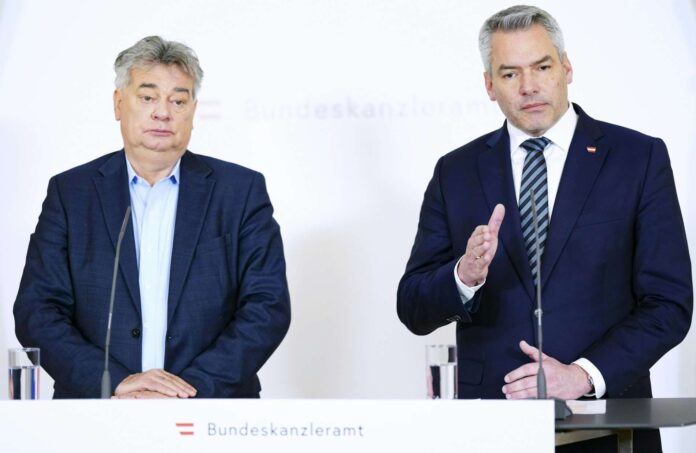 Vizekanzler Werner Kogler (Grüne/l.) und Bundeskanzler Karl Nehammer (ÖVP) zogen gestern nach dem Ministerrat gemeinsam eine positive Jahresbilanz.