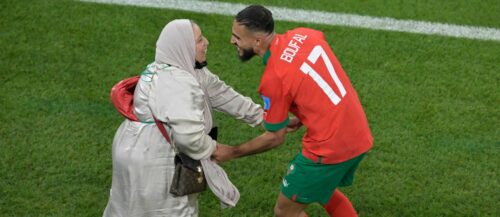 Marokkos Sofiane Boufal feierte nach dem Halbfinaleinzug mit seiner Mutter. Am Mittwoch soll der nächste Tanz folgen.
