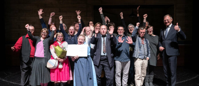 Voll überschäumender Freude über den Preis: die Theatergruppe Malaria mit Landeshauptmann Thomas Stelzer