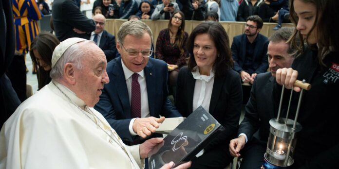 Papa Francis, Sarah Noska tarafından kendisine verilen barış ışığından gözle görülür şekilde memnundu.  oö.  Anton Bruckner'ın Sekizinci Senfonisi'nin LP'siyle gelen Vali Thomas Stelzer'in heyeti.  Stelzer görüşmeden sonra 