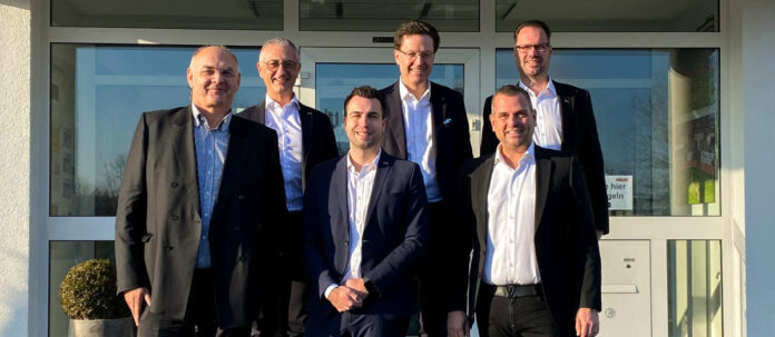 Soldan sağa: Karl Steinmayr (CFO Habau), Edgar Endres (GF Schick Group), Markus Schmitt (Schick), Hubert Wetschnig (CEO Habau), Anton Schick, Stefan Falkenberg (Schick Genel Müdürü).