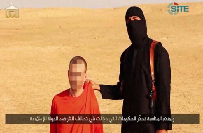 Steven Sotloff in einem IS-Propagandavideo vom August 2014 mit seinem Mörder „Dschihadi John“: Wurde das islamistische Grauen mit Geld aus Katar gefördert?
