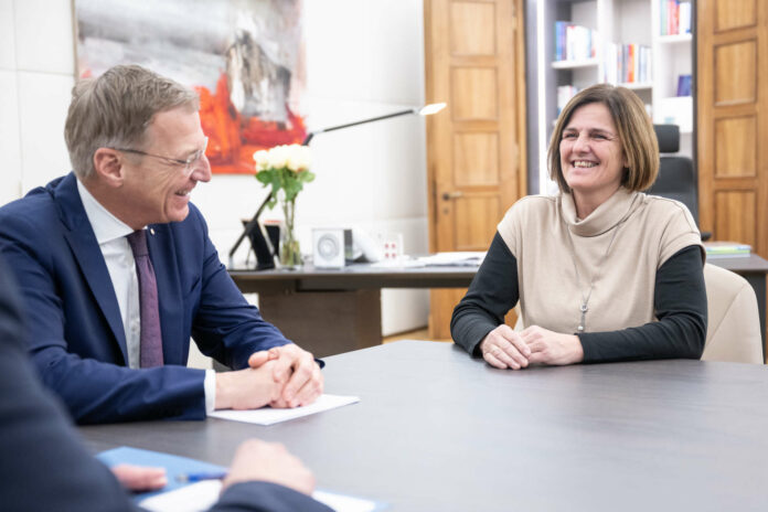Vali Thomas Stelzer ile Ottensheim OÖVP belediye başkanı adayı Maria Hagenauer'in önemli bir destekçisi var.
