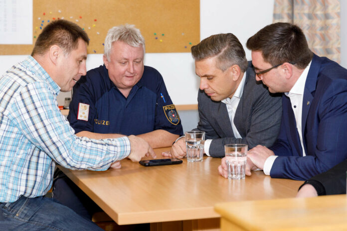 Traun'da polis ziyareti (sağdan): Belediye Başkanı Karl-Heinz Koll ve LR Wolfgang Hattmannsdorfer, Başmüfettiş Peter Ortner ve Personel Temsilcisi Wolfgang Fröschl ile sohbet ederken.