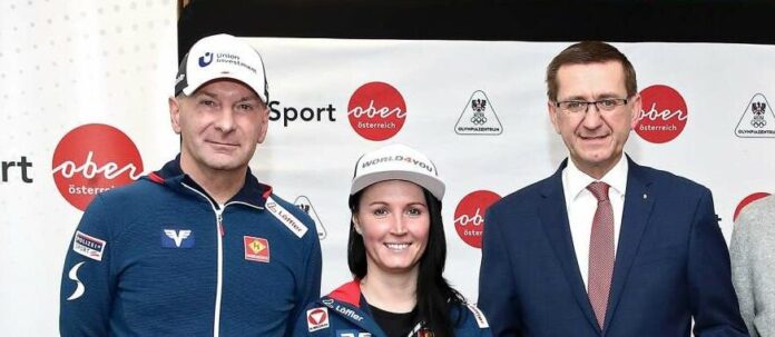 Sport-Landesrat Markus Achleitner (r.) freut sich gemeinsam mit ÖSV-Cheftrainer Harald Rodlauer (l.) und Lokalmatadorin Jacqueline Seifriedsberger auf den Heim-Weltcup in Hinzenbach.
