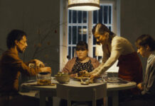 Verstörendes Familienleben im Nirgendwo: Stefan (Michael Pink), Simone (Nina Katlein), Claudia (Pia Hierzegger) und Filipp (Alexander Sladek) bei der Vorbereitung auf das Osterfest.