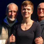 Tragen die Hoffnung und Zuversicht, die sie aus gemeinsamen Gesprächen geschöpft haben, ins Publikum (v. l.): Bruder David Steindl-Rast, Bettina Buchholz und Johannes Neuhauser.