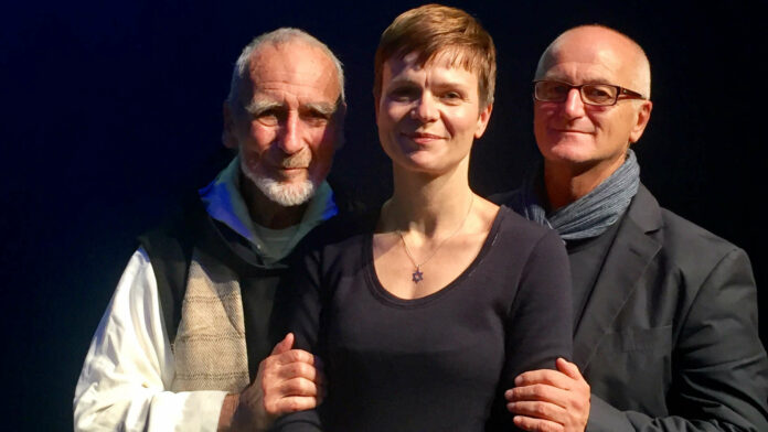 Tragen die Hoffnung und Zuversicht, die sie aus gemeinsamen Gesprächen geschöpft haben, ins Publikum (v. l.): Bruder David Steindl-Rast, Bettina Buchholz und Johannes Neuhauser.