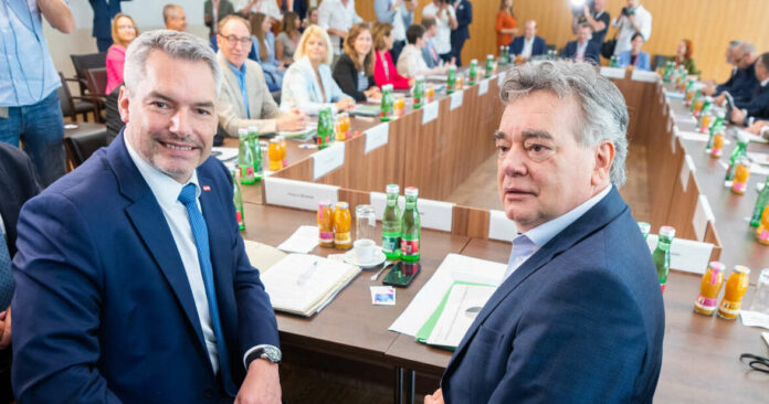 Bundeskanzler Karl Nehammer (ÖVP/l.) und Vizekanzler Werner Kogler (Grüne) tagten zuletzt im Juli 2022 beim Sommerministerrat in Mauerbach/NÖ.