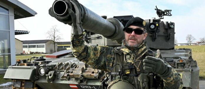 Albay Jörg Loidolt, Avusturya Silahlı Kuvvetlerinde baş leopar eğitmenidir.