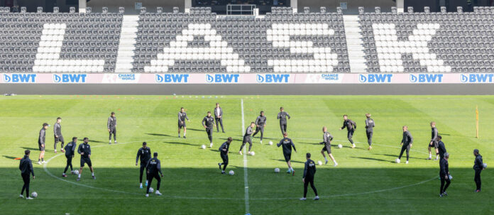 Die LASK-Profis durften den „heiligen Rasen“ der Raiffeisen Arena bereits testen, ehe es heute ernst wird.