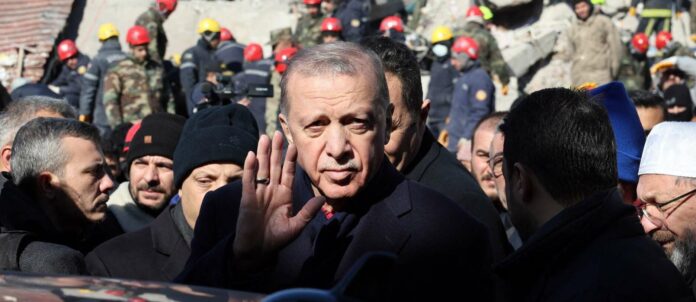 Erdogan im Bebengebiet: Politische Nachbeben könnten ihn veranlassen, mit einem „Erfolg“ in Nordsyrien abzulenken.