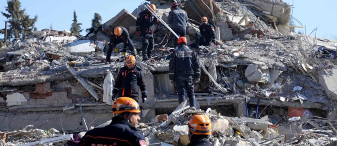 Helfer der türkischen Katastrophenschutzbehörde Afad in den Trümmern eines eingestürzten Hochhauses bei Gaziantep. Die Klagen zu spät oder gar nicht gekommene Hilfe werden immer lauter.