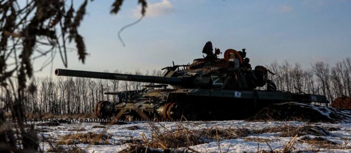 Ein russischer Panzer fand in einem ukrainischen Weizenfeld bei Charkiw seine letzte Ruhestätte, einige ukrainische Soldaten fanden die ihre nahe der Kirche Zur Heiligen Mutter Gottes bei Bohorodychne im Oblast Donezk (unten rechts).