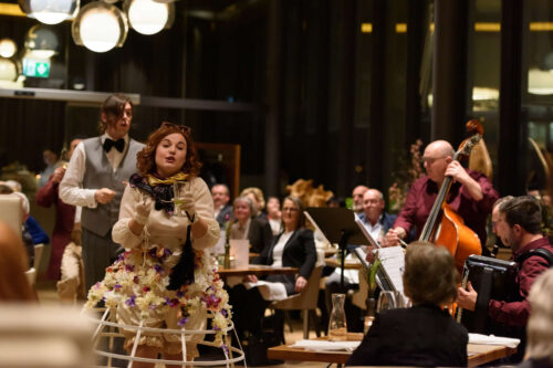 Ein turbulenter, unterhaltsamer Abend im Restaurant Das Anton im Musiktheater.