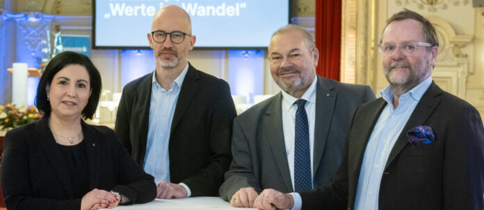 Tartışılan ekonomi ve etik: (soldan sağa) Huber, Kaelin, Gerald Gutmayer, Sparkasse OÖ hisse yönetimi başkanı, Schellhorn.