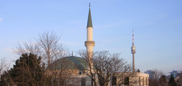 Viyana-Floridsdorf'taki İslam Merkezi, Almanca vaazlarla cami çalışmasında en iyi şekilde ortaya çıkıyor.
