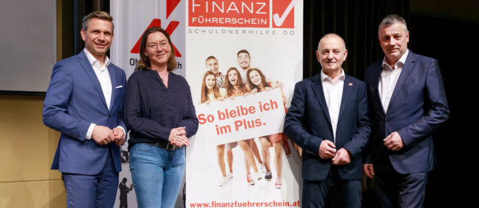 Mali ehliyetin teslimi (soldan sağa): LR Wolfgang Hattmannsdorfer, Ulrike Weiß (AK tüketiciyi koruma), borçlu yardım müdürü Ferdinand Herndler ve eğitim müdürü Alfred Klampfer.