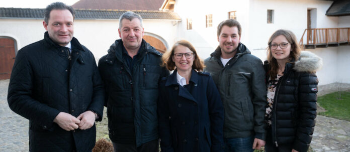 Ministerbesuch bei Familie Schwarz in Ried in der Riedmark, die seit dem Jahr 2008 auf 40 Hektar Bio-Landwirtschaft betreibt. Österreichs Ziel ist es laut Totschnig, die europäische Spitze im Bereich des Biolandbaus „zu halten“.
