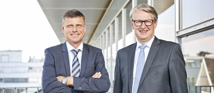 Volksbank yönetim kurulu direktörleri Richard Ecker (solda) ve Andreas Pirkelbauer harika bir bilançodan memnun.