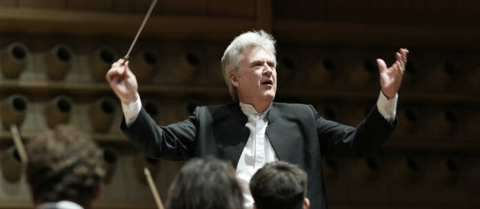 Dirigent ThomasDausgaard leitete das Bruckner Orchester