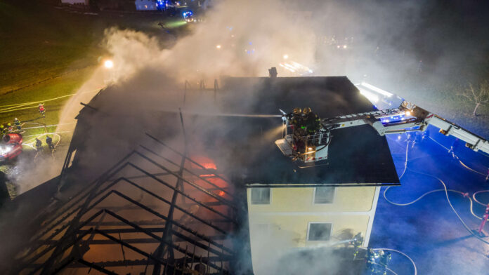 Zehn Feuerwehren bei Bauernhofbrand in Hirschbach i. M. im E