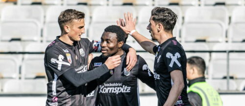 Philipp Zieris (l.) und Robert Zulj (r.) gratulierten Ibrahim Mustapha (M.) zu seinem Premierentor für den LASK.