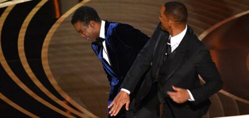 Was blieb von der letzten Oscar-Gala vor allem in Erinnerung? Sicherlich die Ohrfeigeneinlage von Will Smith (r.) gegen Chris Rock.