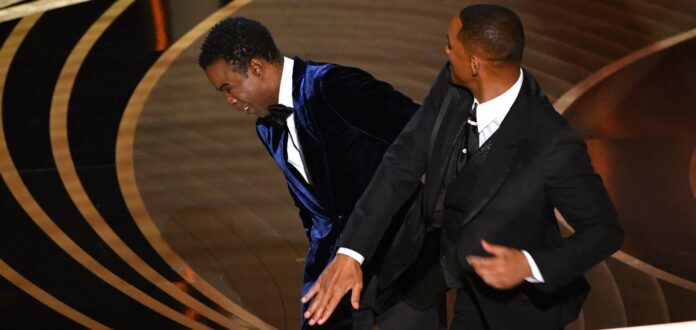 Was blieb von der letzten Oscar-Gala vor allem in Erinnerung? Sicherlich die Ohrfeigeneinlage von Will Smith (r.) gegen Chris Rock.