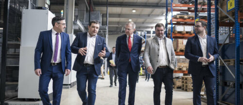 Vor ihrer Frühjahrsklausur holte sich die OÖVP Inputs aus erster Hand beim Biomasse-Heiztechnik-Pionier Hargassner in Weng im Innkreis, im Bild (v. l.): LAbg. Klaus Mühlbacher, Anton Hargassner jun., LH Thomas Stelzer, Markus Hargassner und OÖVP-LGF Florian Hiegelsberger.