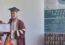 Steile akademische Karriere: Doktor Yusuf Kilic erhält vom mazedonischen Vizyon-Rektor Fadil Hoca (l.) die Promotionsurkunde.