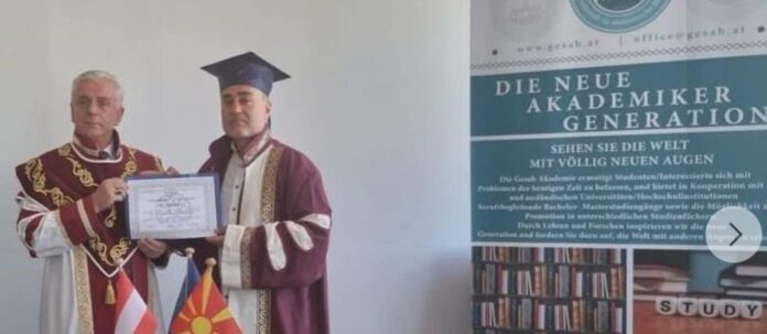 Steile akademische Karriere: Doktor Yusuf Kilic erhält vom mazedonischen Vizyon-Rektor Fadil Hoca (l.) die Promotionsurkunde.