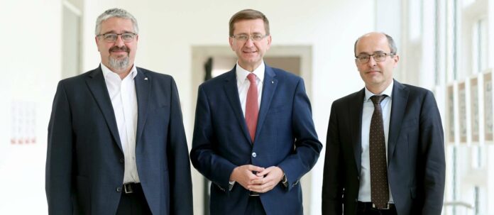 Soldan sağa: AK Başkanı Andreas Stangl, Ekonomi Bakanı Markus Achleitner ve Piyasa Enstitüsü Genel Müdürü David Pfarrhofer.