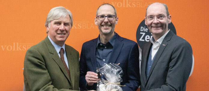 Georg Starhemberg (l.), Obmann von proHolz OÖ, und Geschäftsführer Markus Hofer (r.) übergaben Chefredakteur Roland Korntner ein Geschenkkörbchen mit Köstlichkeiten von der Vogelbeere.