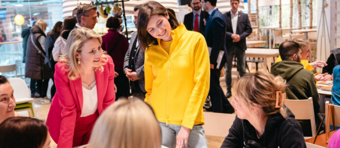 Sonbaharda Ukraynalı Anna (32, ortada) IKEA'da bir iş buldu ve Cuma günü Bakan Susanne Raab'ın (solda) yeni göçmen işçi alımına katılmasına izin verdi.