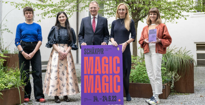 V. l.: Sara Ostertag, Julia Ransmayr, Landeshauptmann Thomas Stelzer, Kulturdirektorin Margot Nazzal und Anja Lang