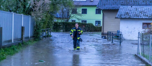 Der Hotspot lag im nö. Mostviertel, wo es in Waidhofen/Ybbs von Mittwoch bis Sonntagfrüh 121 l/m² geschüttet hatte.In Alkoven trat nach dem tagelangen Dauerregen der Badlbach über seine Ufer, eine ganze Siedlung war betroffen. In der Folge waren 55 Florianis von zwei Feuerwehren am Samstag im Dauereinsatz. Keller mussten ausgepumpt werden.