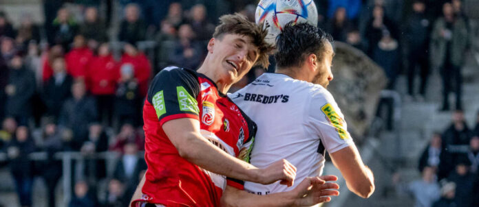 Das letzte Bundesliga-Gastspiel in Altach endete für die SV Ried (l. Matthias Gragger) mit einem Sieg. Am Samstag soll mit einem weiteren die Rote Laterne abgegeben werden.