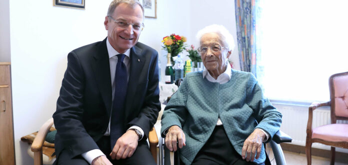 LH Thomas Stelzer ile Stefanie Kürner, 7 Aralık'ta 111. doğum günü dolayısıyla önemli bir ziyaret aldı.