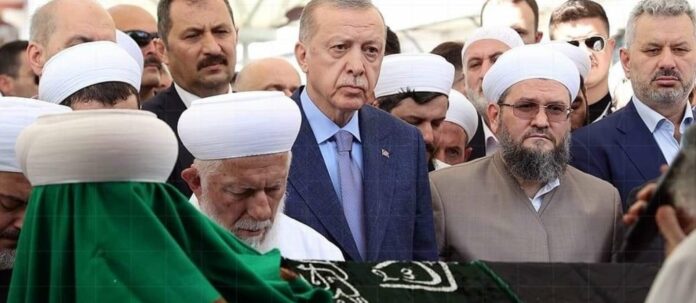Präsident Erdogan am Sarg von Mustafaf Ustaosmanoglu, dessen mittelalterlicher Islam viele Anhänger hat — auch in Österreich.