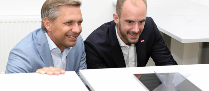 Danıştay Üyesi Wolfgang Hattmannsdorfer ve Dijital Devlet Bakanı Florian Tursky DigiCamps 2022'de.