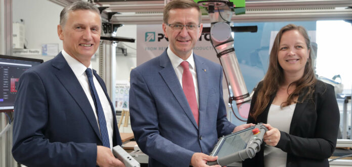 Soldan sağa: Wilfried Enzenhofer, Upper Austrian Research GmbH Genel Müdürü, Ekonomi ve Araştırma Eyaleti Meclis Üyesi Markus Achleitner ve Daniela Kirchberger, Proje Yöneticisi PROFACTOR GmbH.