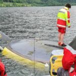 Das gekenterte Segelboot konnte nicht auf herkömmliche Weise geborgen werden, Feuerwehrtaucher mussten ans Werk.