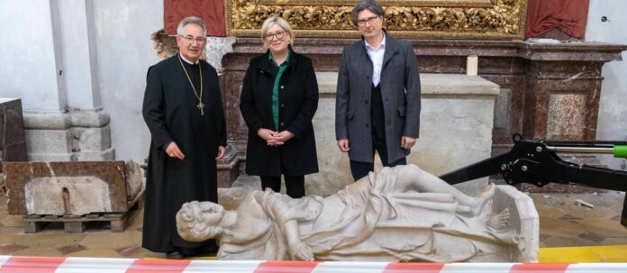 V.l.: Abt Ambros Ebhart, Landeskonservatorin Petra Weiss und Projektleiter Baumeister Peter Griebaum hinter einer 1,5 Tonnen schweren Engelsstatue, die für die Restauration abgenommen werden musste.