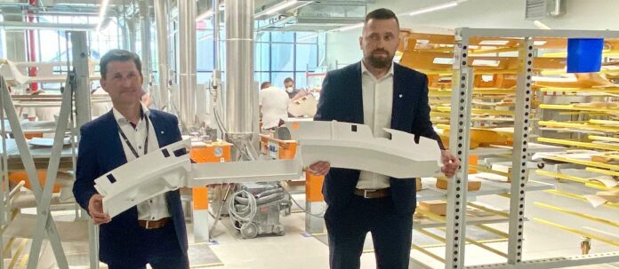 FACC Başkan Yardımcısı Kurt Pieringer (solda) ve Saha Müdürü Edvin Brcic, Hırvatistan'daki fabrikada Innviertel bölgesinde üretilen Airbus kabini için ayrı ayrı parçaların elle yapıştırılıp boyandığını açıklıyor.