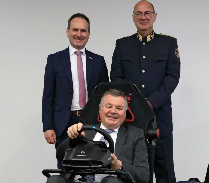 ÖAMTC Eyalet Direktörü Harald Großauer (solda), Klaus Scherleitner (eyalet ulaşım departmanı) (sağda) ve Ulaştırma Devlet Danışmanı Günther Steinkellner (önde), kazaları önlemek için VR'ye güveniyor.