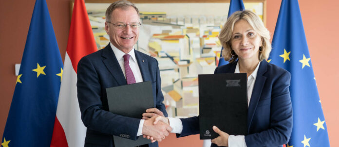 Valerie Pecresse, Präsidentin der Region Ile de France, und Thomas Stelzer unterzeichneten eine Kooperationsvereinbarung.